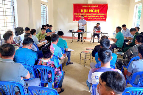 Tiếp xúc, đối thoại trực tiếp giữa đồng chí Bí thư Đảng ủy, Chủ tịch HĐND xã; Phó Bí thư, Chủ tịch UBND xã Phong Thổ với nhân dân bản Làng Vây 1 năm 2025