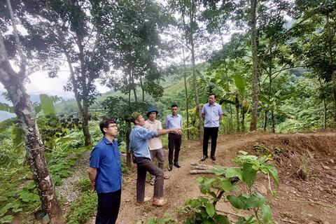 Đồng chí Đinh Quang Tuấn - Tỉnh ủy viên, Bí thư Đảng uỷ, Chủ tịch HĐND xã khảo sát, nắm tình hình các bản có nguy cơ sạt lở tại khu vực Huổi Luông